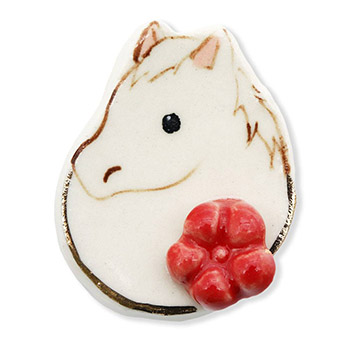 清水焼帯留（白馬/赤梅）【馬籠静】